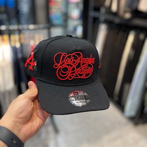 کلاه اسنپ بک نیو ارا (NEWERA LA DODGERS SNAPBACK) (تنظیم سایز دار) رنگ مشکی قرمز